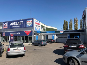 Cladire lateral dreapta